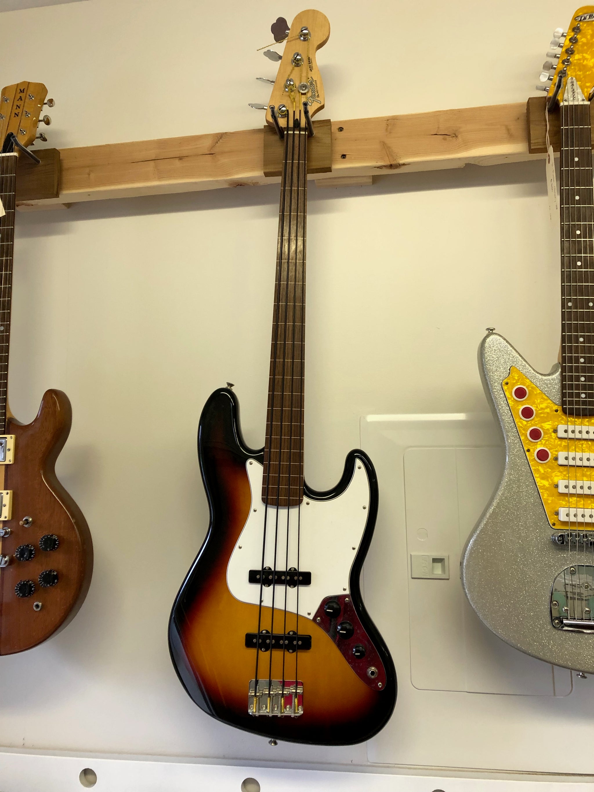 Fender MIM - Fretless Jazz Bass – Marrs Audio